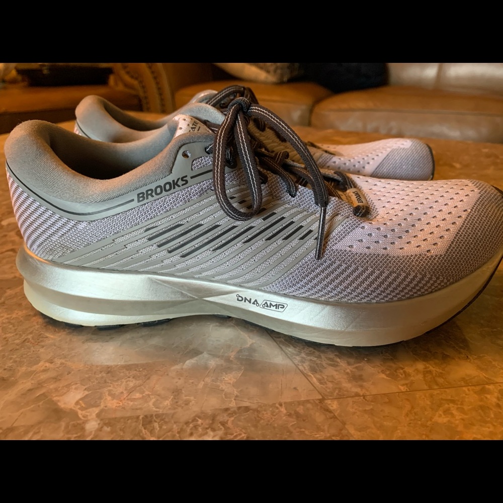 Women's Brooks Levitate DNA AMP size 8